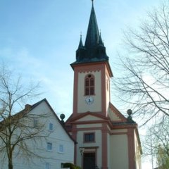Sie sehen die Pfarrkirche in Hosenfeld.