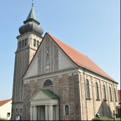 Sie sehen die Kirche St. Simplizius, Faustinus und Beatrix im Ortsteil Hainzell.