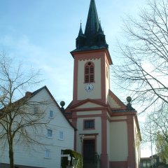 Sie sehen die Kirche St. Peter & Paul im Ortsteil Hosenfeld.