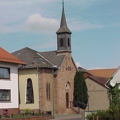 Sie sehen die Kirche St. Nikolaus im Ortsteil Schletzenhausen.